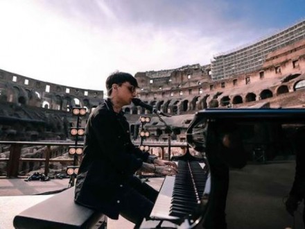 Ultimo incanta Roma: concerto in streaming dal Colosseo 